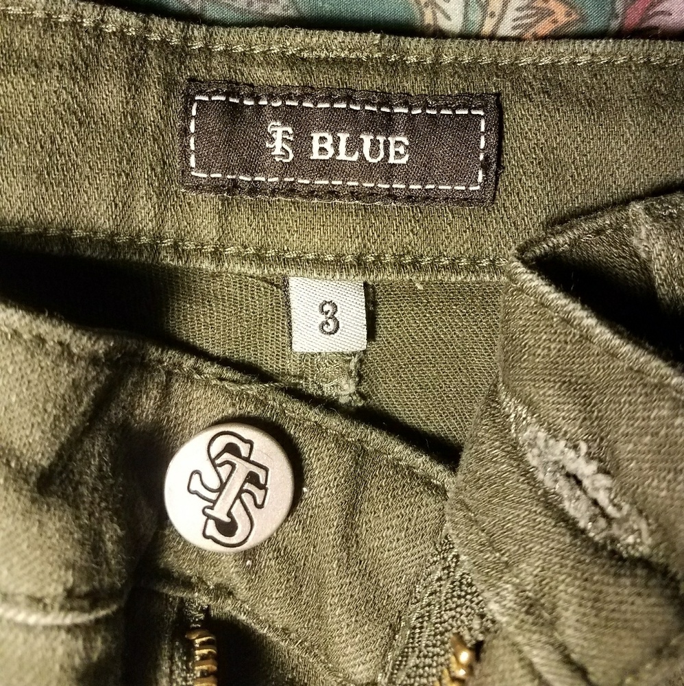Shorts - Picture 2 of 3